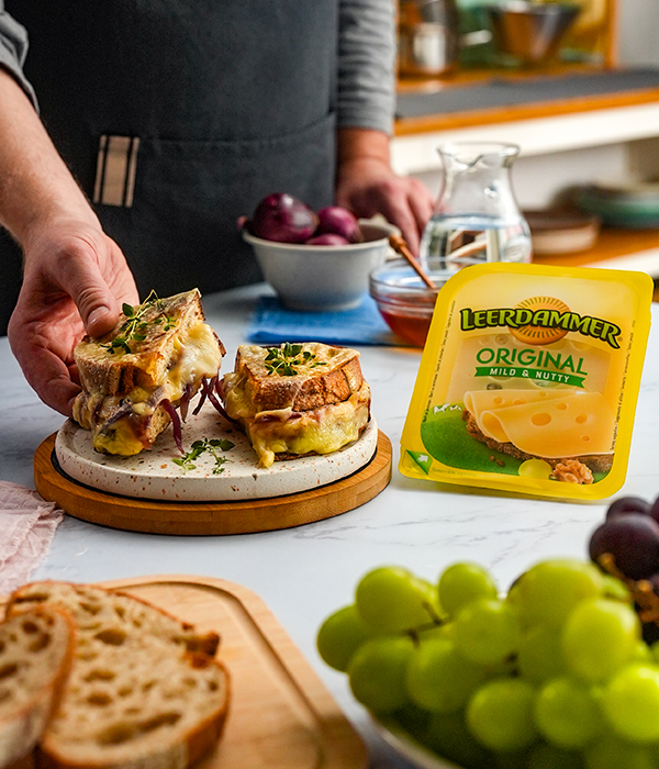 Zapečený sendvič z kváskového chleba s Leerdammerem a karamelizovanou cibulkou