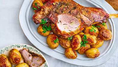 Garlic & rosemary lamb with red wine gravy