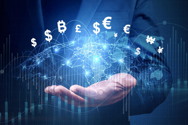 Mao humana projetando um mapa global digital com simbos de moedas representando o conceito de X estratégias para começar investir em criptoativos em 2025.