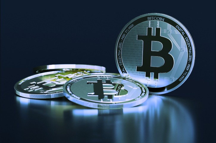 moedas de bitcoin em fundo escur isoladas e com reflexo sobre o tema criptomoedas para iniciantes
