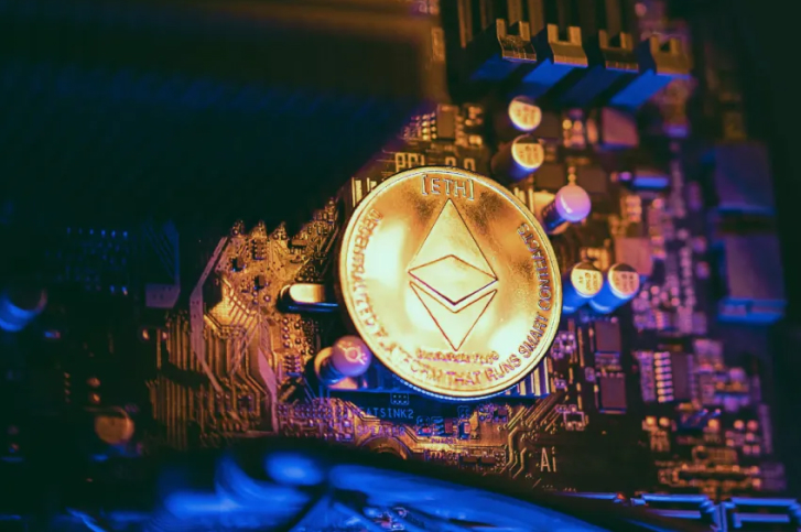 Circuitos de computador com moeda digital ETH representando o conceito de Como The Surge e The Verge potencializam escalabilidade e eficiência na rede Ethereum