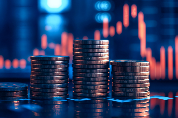 pilha de criptomoedas doradas em um ambiente azul e ao fundo um grafico laranja representado tokens recebiveis
