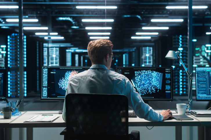 Homem em um data center escalabilidade em blockchain