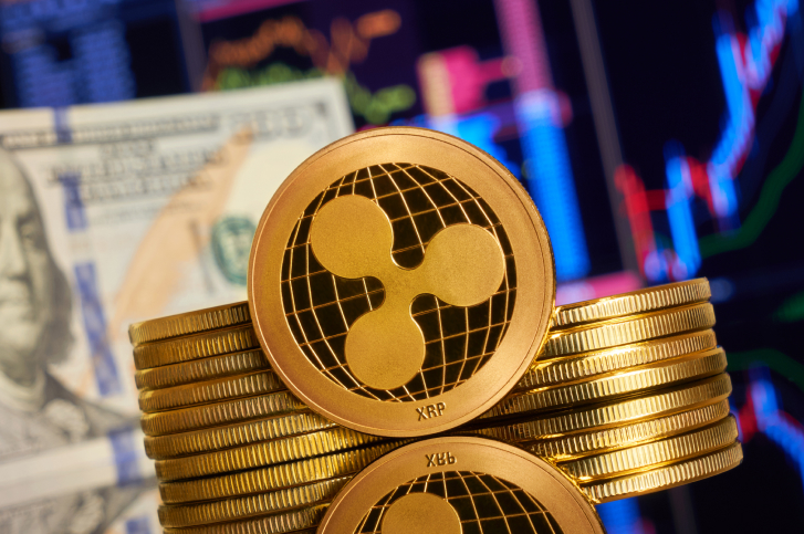 Moeda digital Ripple com notas de dolar e graficos ao fundo representando o conceito de Caso Ripple e como isso afeta o mercado de criptomoedas