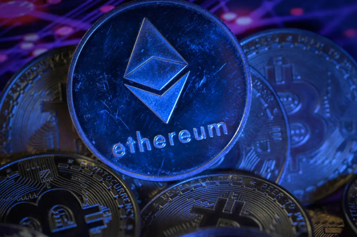 Moedas de Ethereum e bitcoin sobrepostas representando o conceito de O que é zkSync? Como a solução Layer-2 está transformando a escalabilidade da Ethereum?