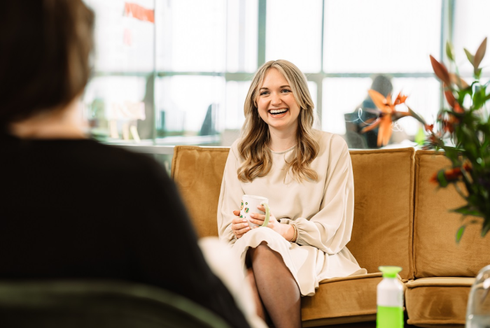 Lotte in gesprek met collega