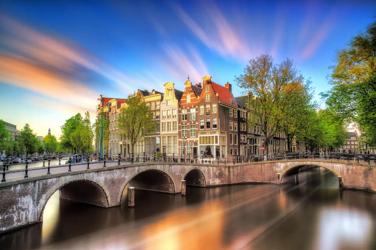 Amsterdam on tunnettu kauniista kanavistaan ja niiden yli kuljettavista silloista, jotka luovat kaupunkiin tunnelmaa.