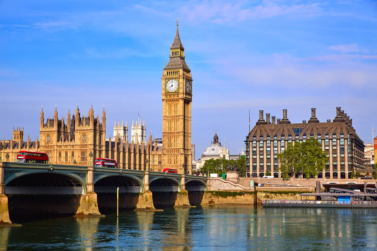 Thames-joen äärellä sijaitseva Big Ben on Lontoon kuuluisimpia nähtävyyksiä.