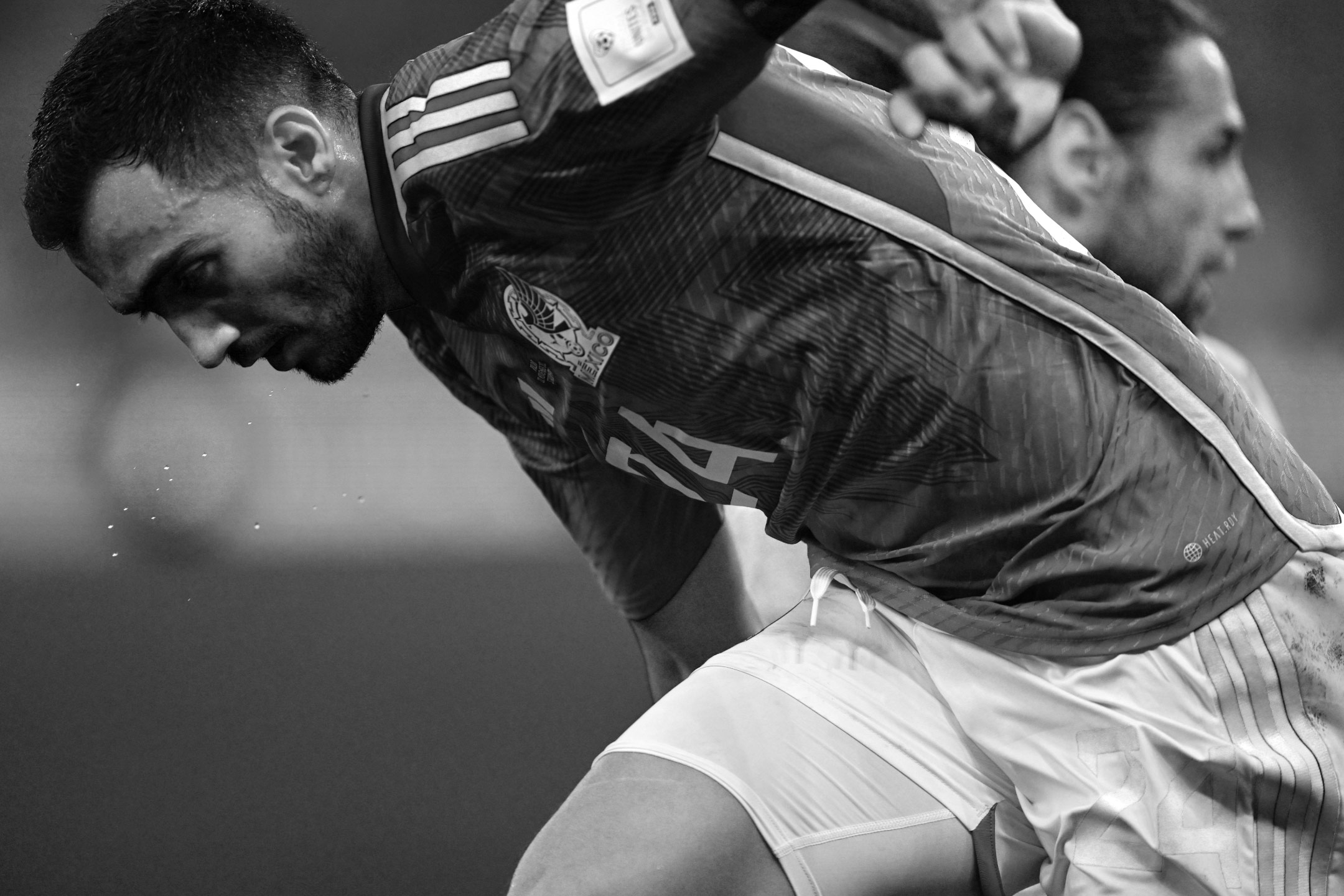 Ein Schwarz-Weiß-Foto des schwitzenden Mexikaners Luis Chávez beim torlosen Unentschieden gegen Polen bei der Fußball-Weltmeisterschaft 2022, aufgenommen mit einer Nikon Z9 von Ryu Voelkel
