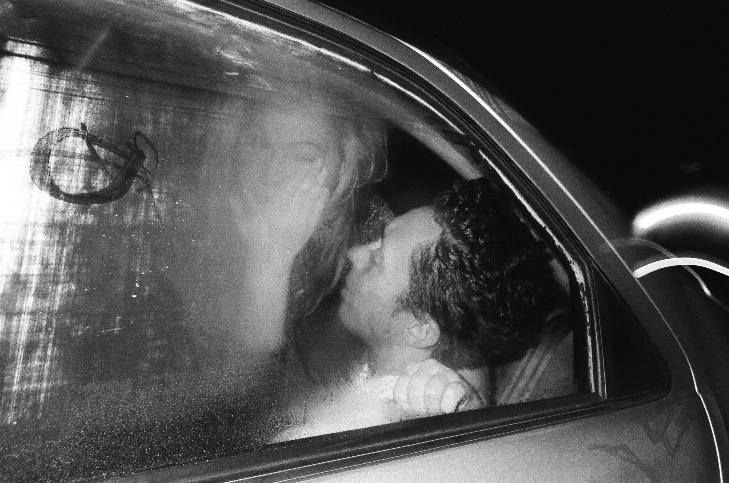 Photo d'un couple regardant par la fenêtre d'une voiture. Photographié par Matt Helders, batteur des Arctic Monkeys.