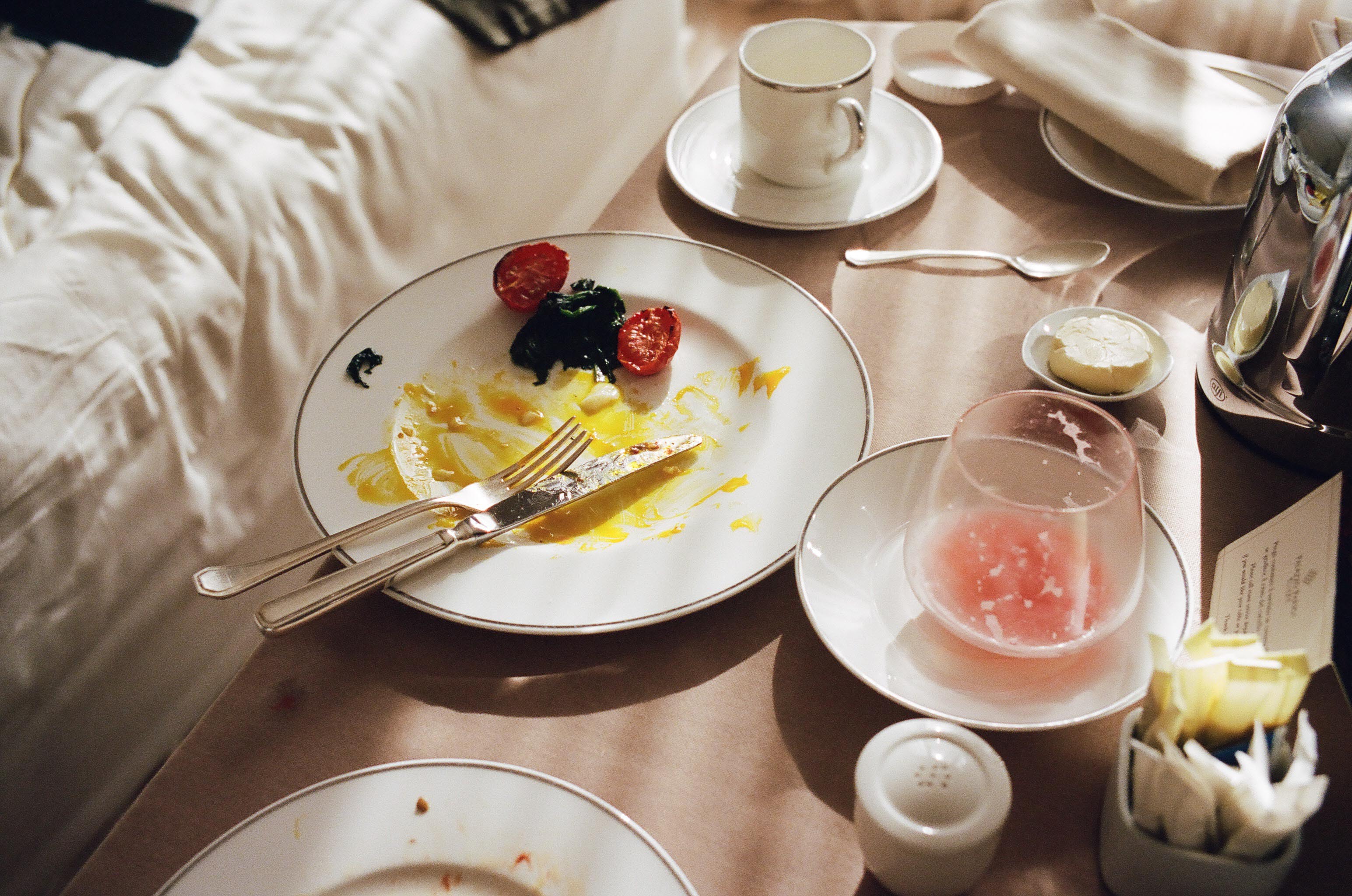 Tableau d'un petit déjeuner entièrement mangé. Photographié par Matt Helders, batteur des Arctic Monkeys.