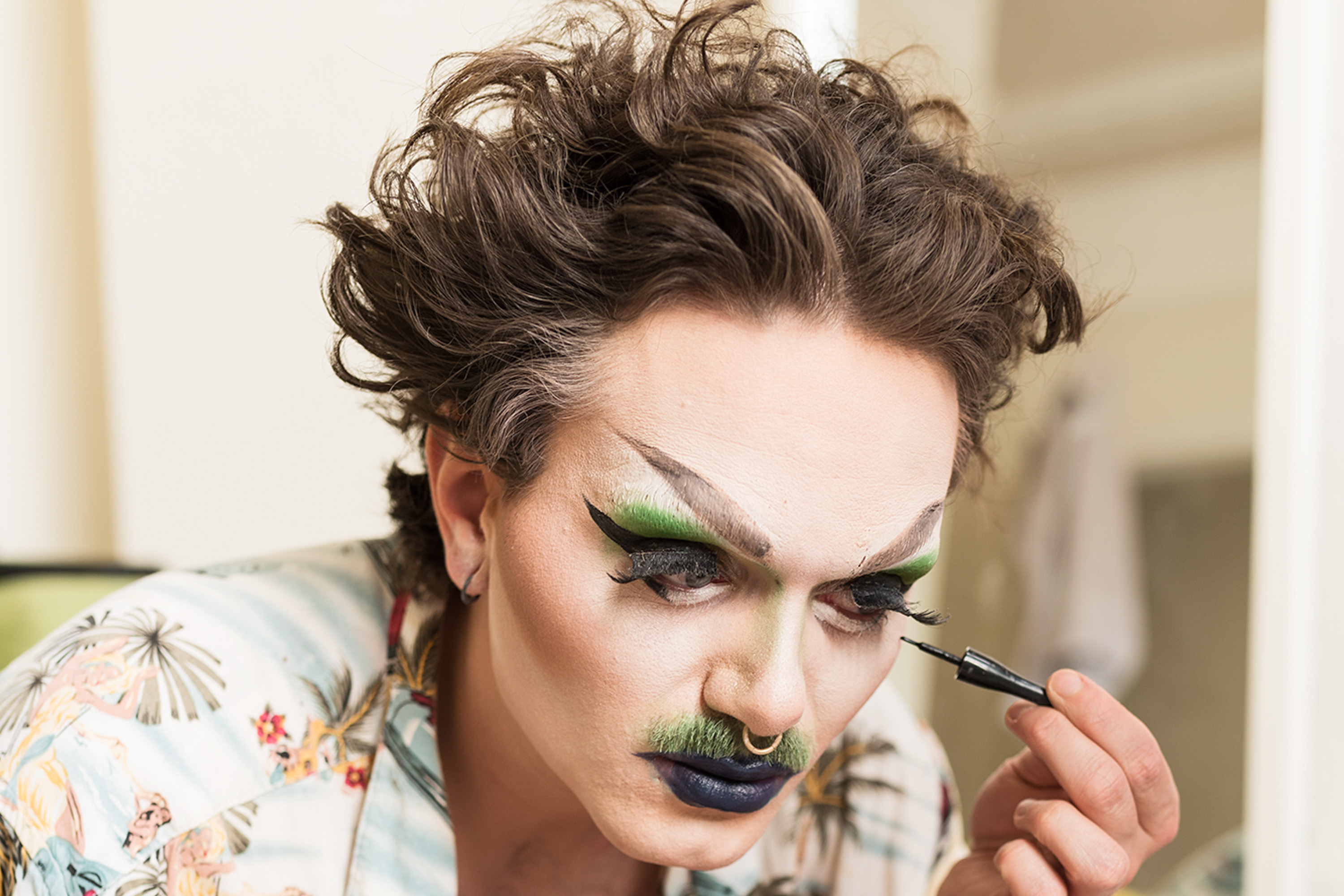 Drag queen, Dick Day, getting ready and putting makeup on