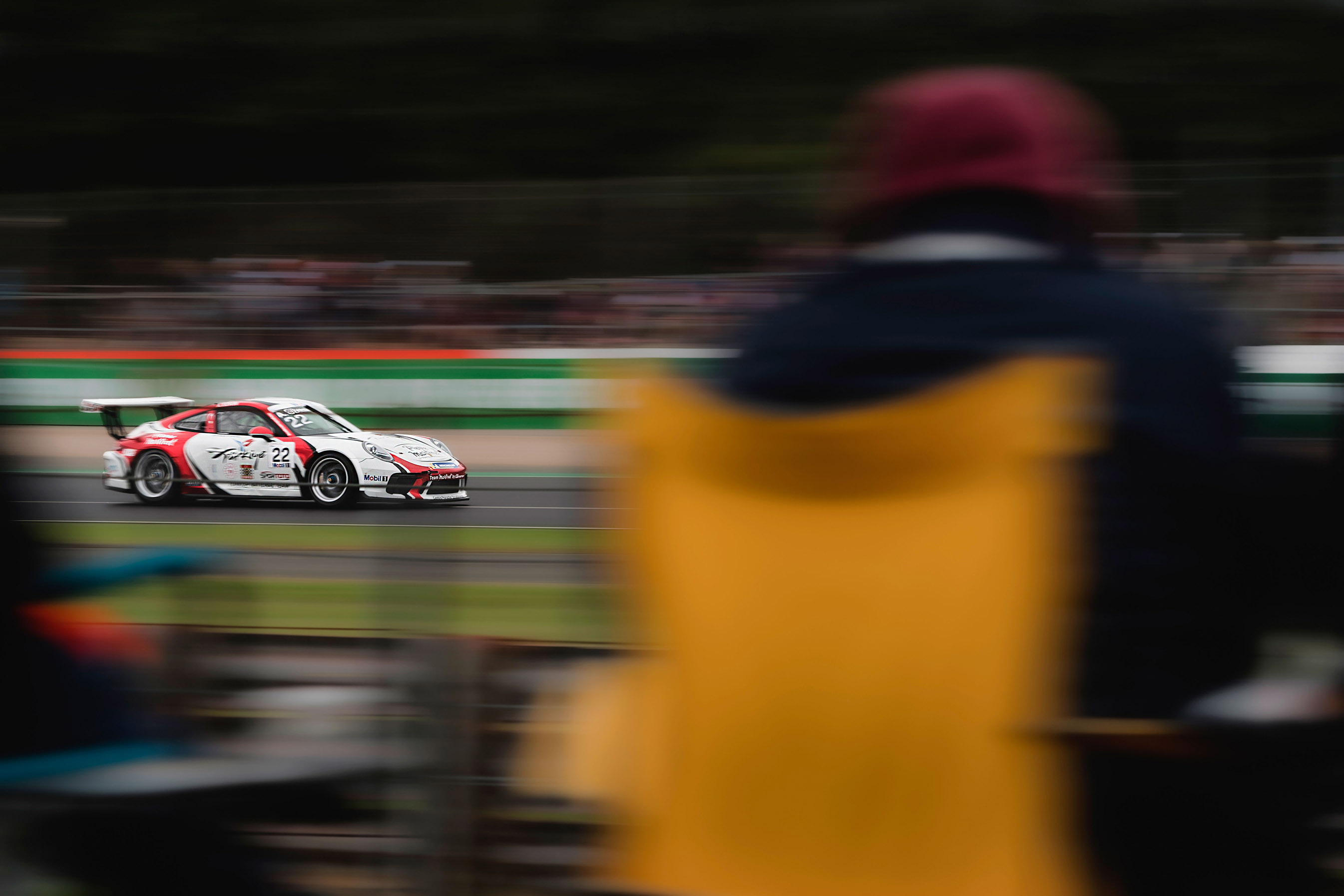 een witte een rode raceauto met bewegingsonscherpte