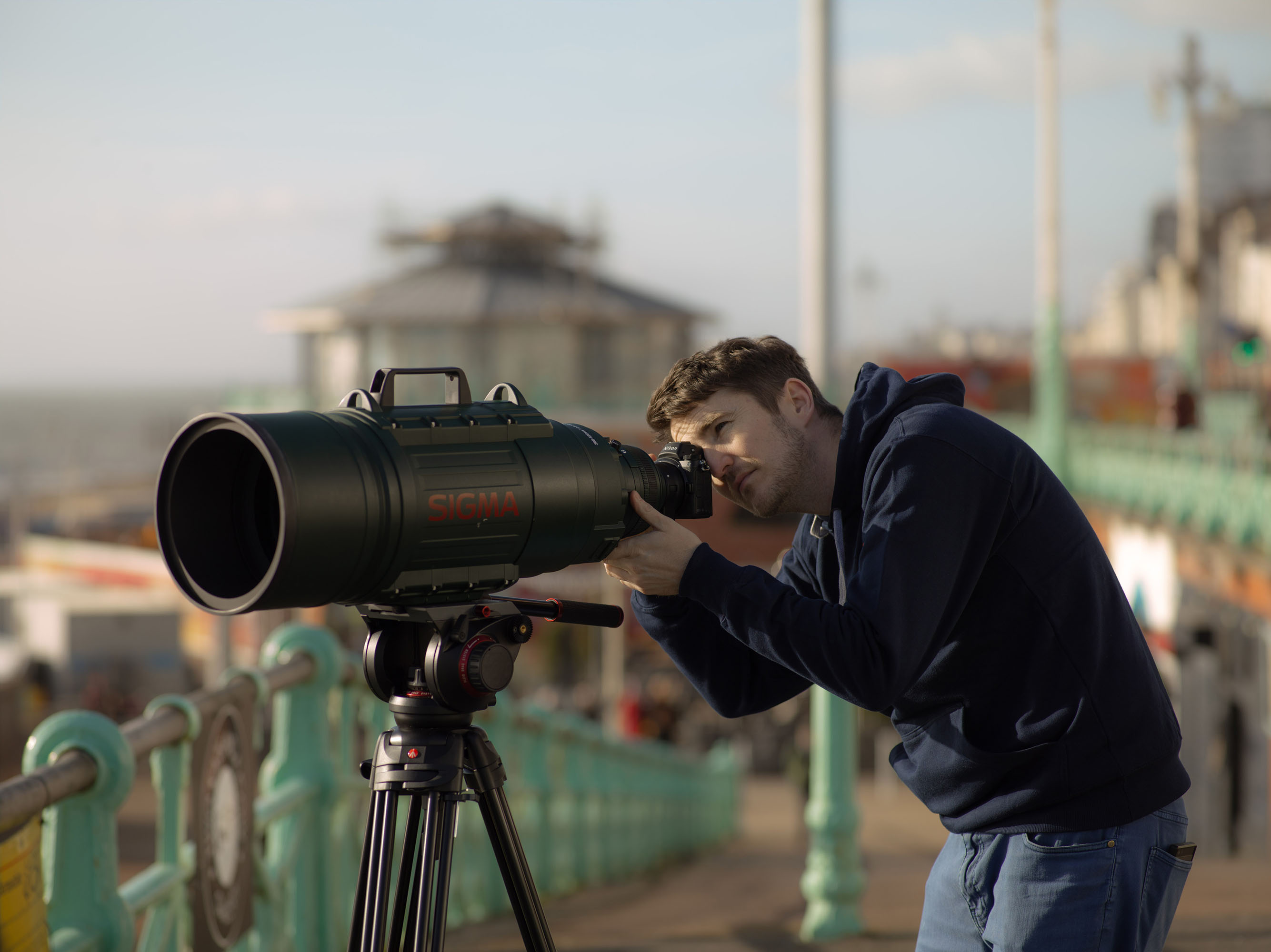 Marc Read schaut durch den Sucher von Nikon Z7 und Sigma 200-500mm f/2.8 EX APO DG