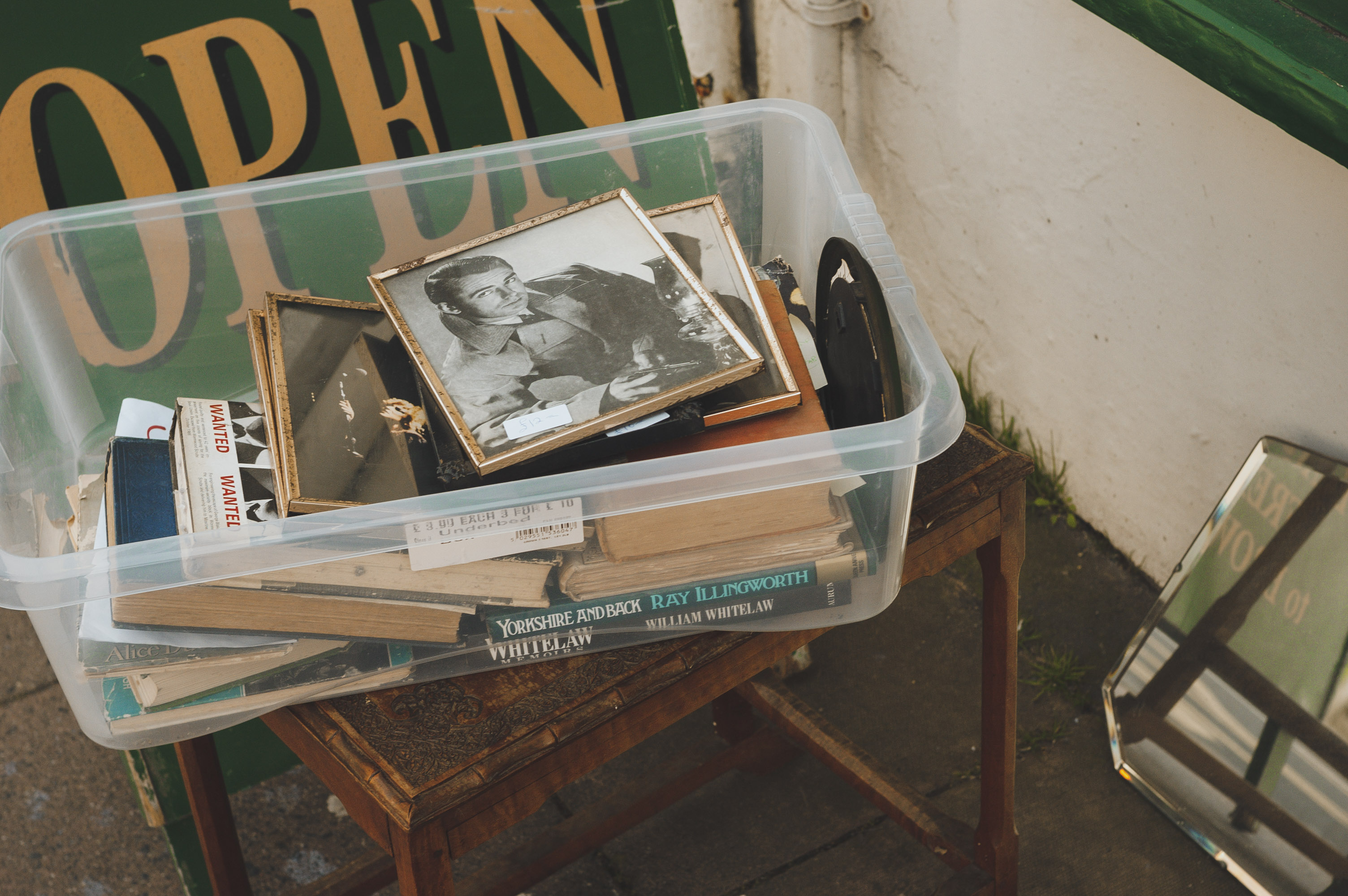 Alte Bücher in einer Schachtel, aufgenommen mit der Epson R-D1