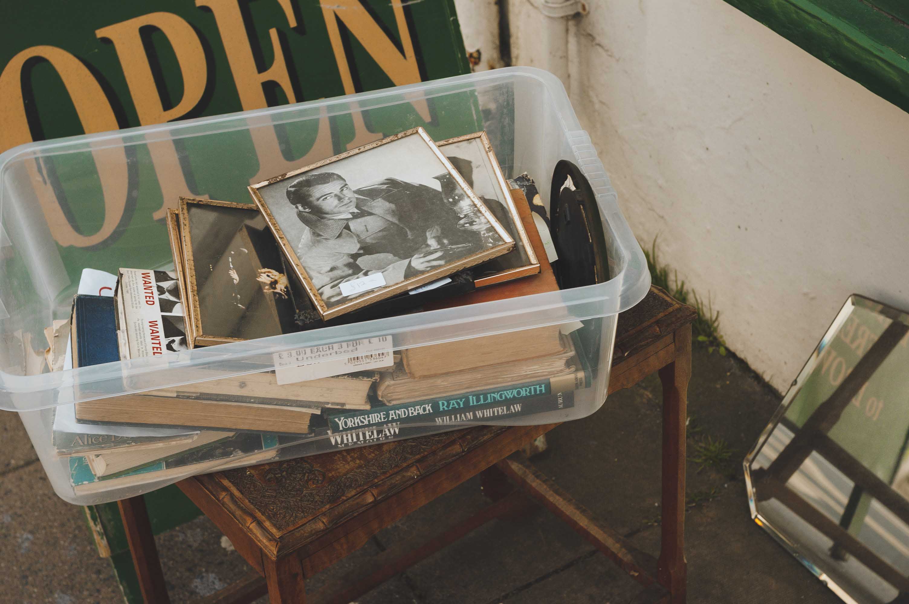 Photo d'une boîte remplie de vieux livres, réalisée avec un Epson R-D1