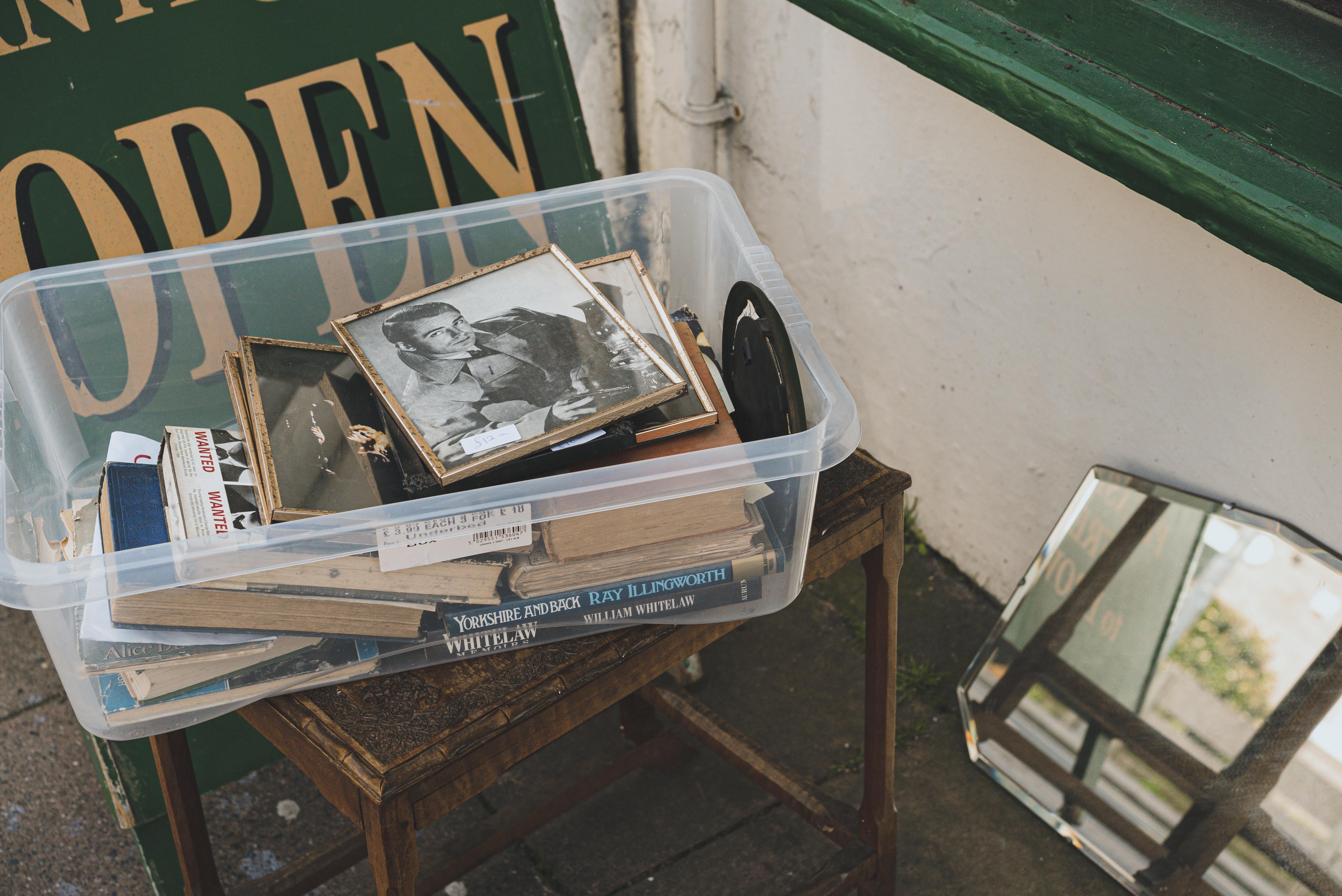 Alte Bücher in einer Schachtel, aufgenommen mit der Sony A7S II