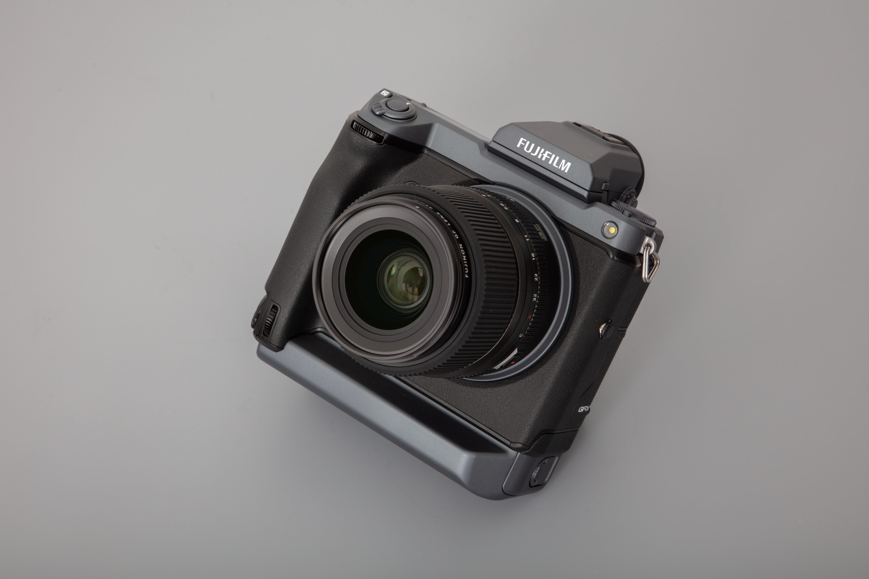 Fujifilm GFX100 sur fond gris