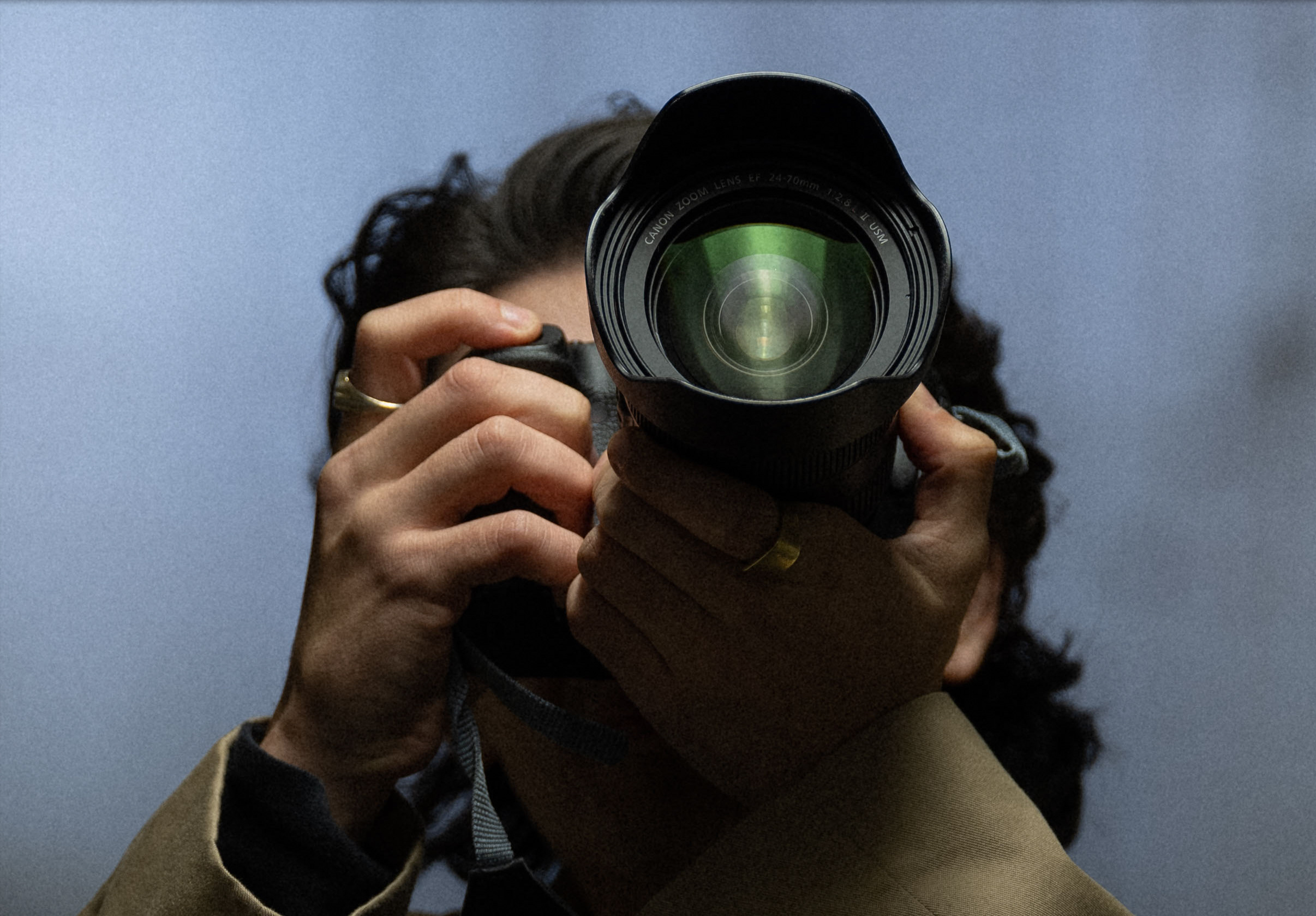 Gros plan d'une personne prenant une photo avec un appareil photo Canon