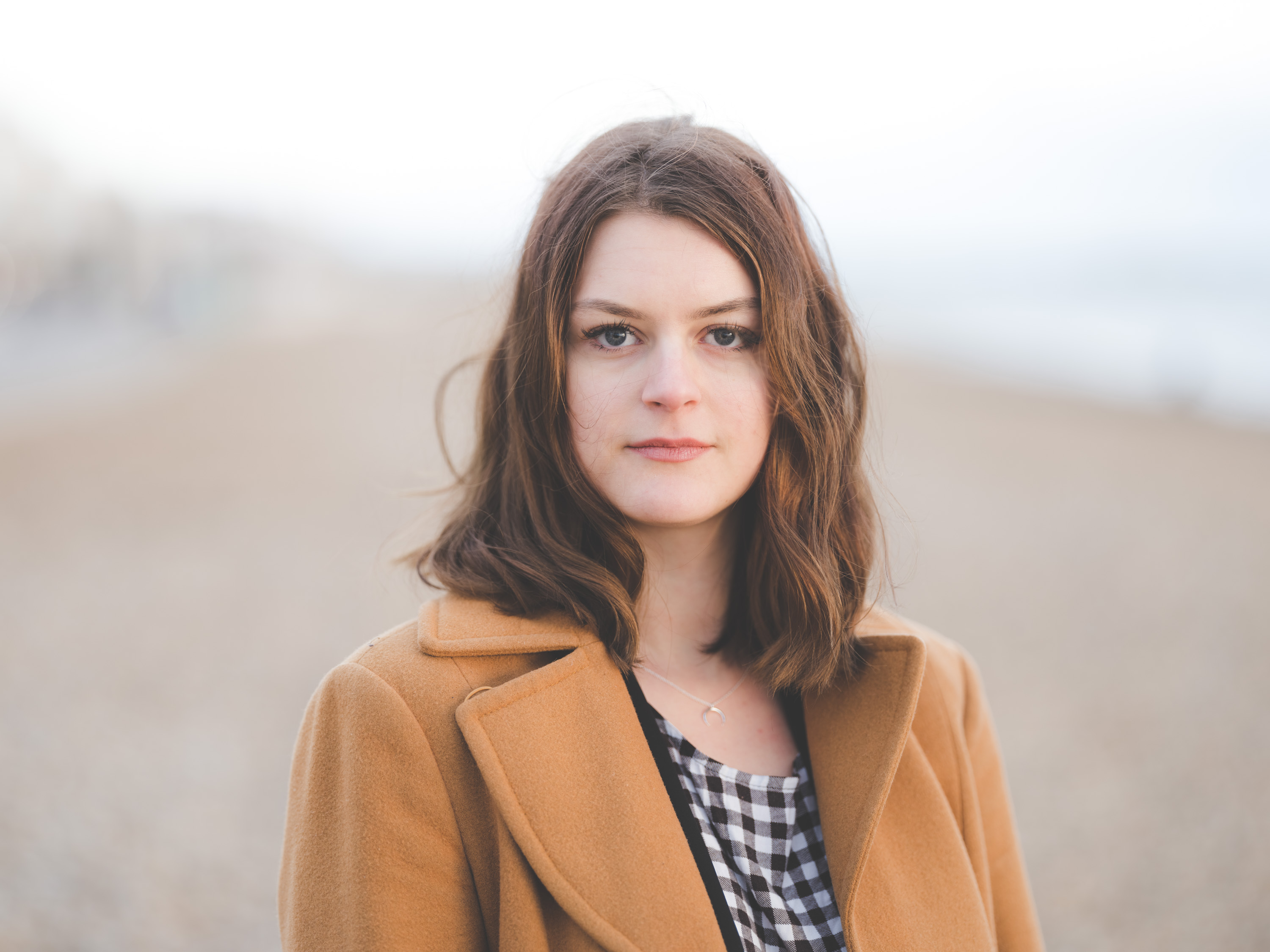 Eine Person am Strand mit einem unscharfen Hintergrund