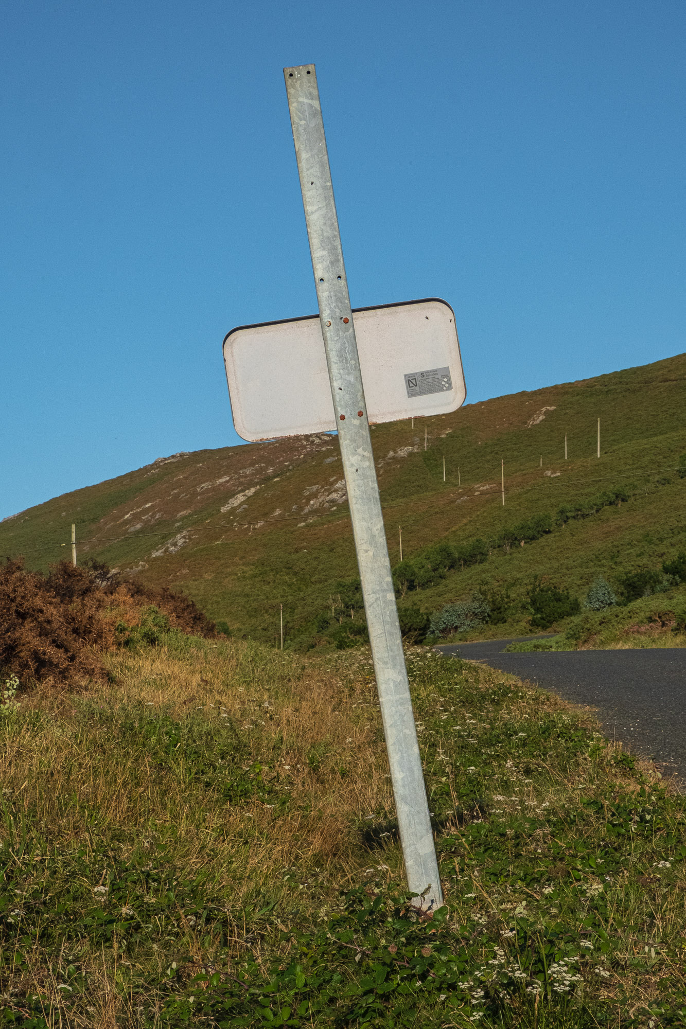 Ein Wegweiser, der sich perfekt an die Hügelkette im Hintergrund anpasst