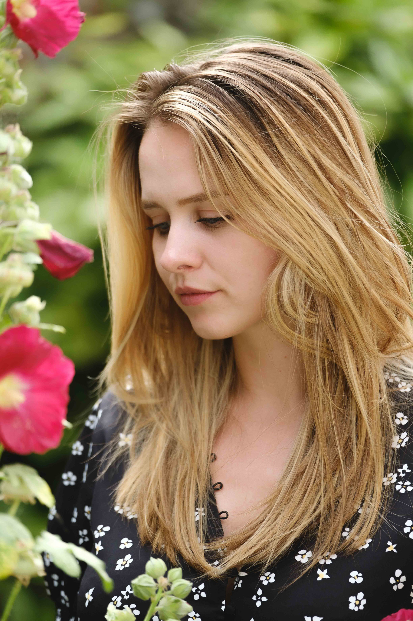 Portrait d'une femme au milieu de fleurs