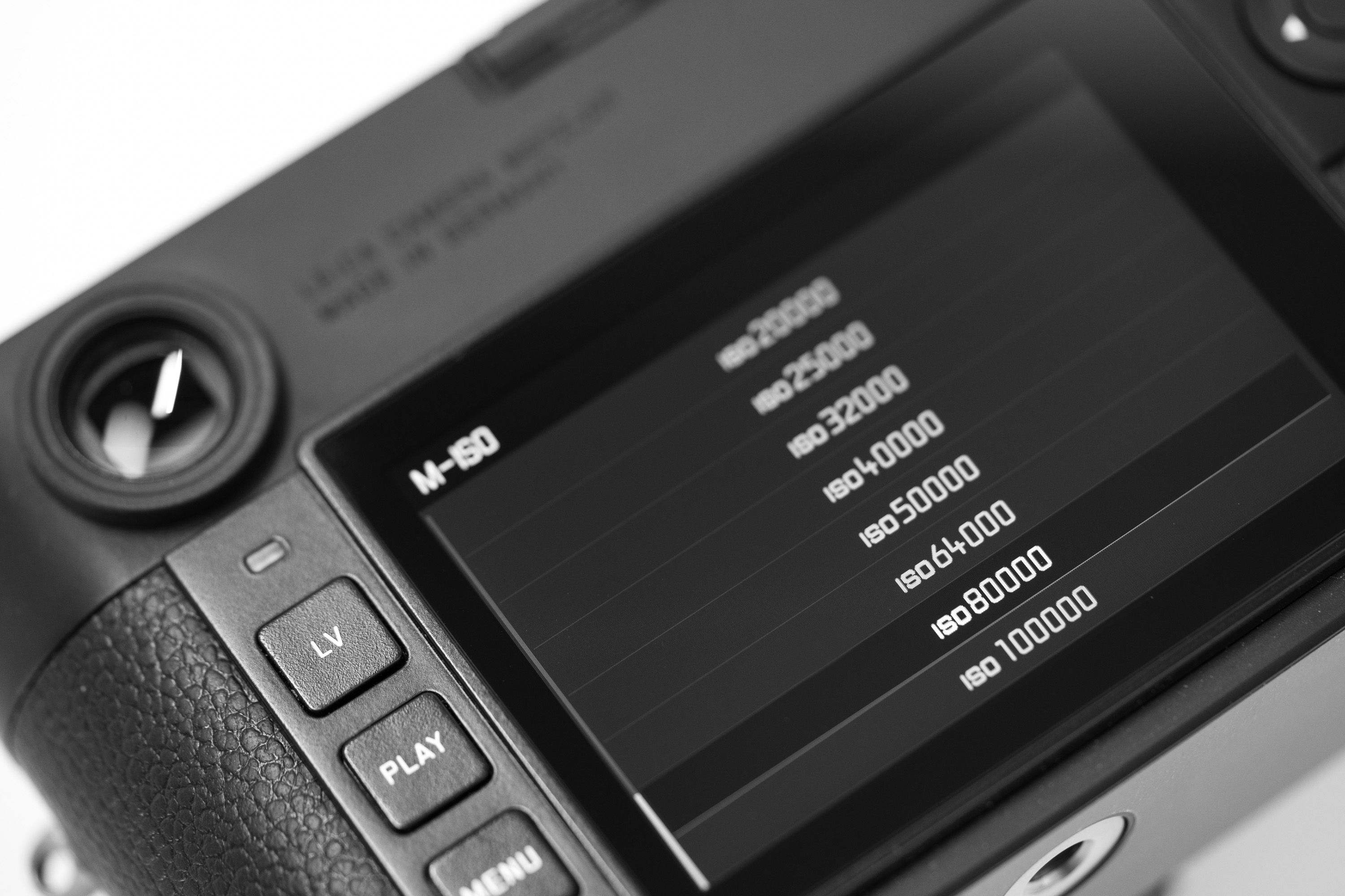 Une photo en noir et blanc de l'écran du menu du Leica M10 Monochrom montrant les options ISO de 20 000 à 100 000 ISO.