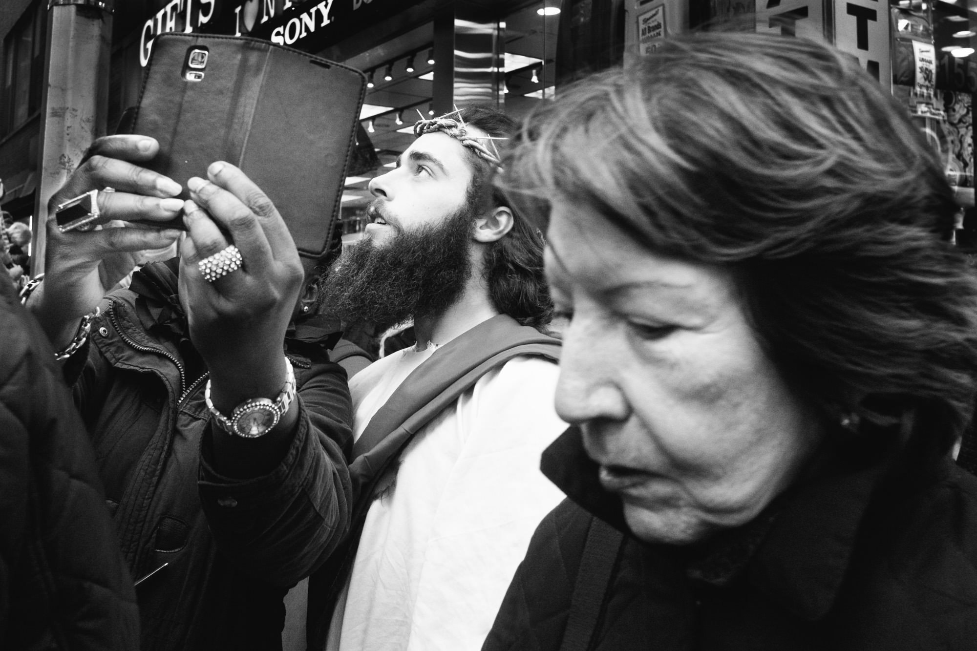 Persoon op straat gekleed als Jezus, gefotografeerd door Gulnara Samoilova
