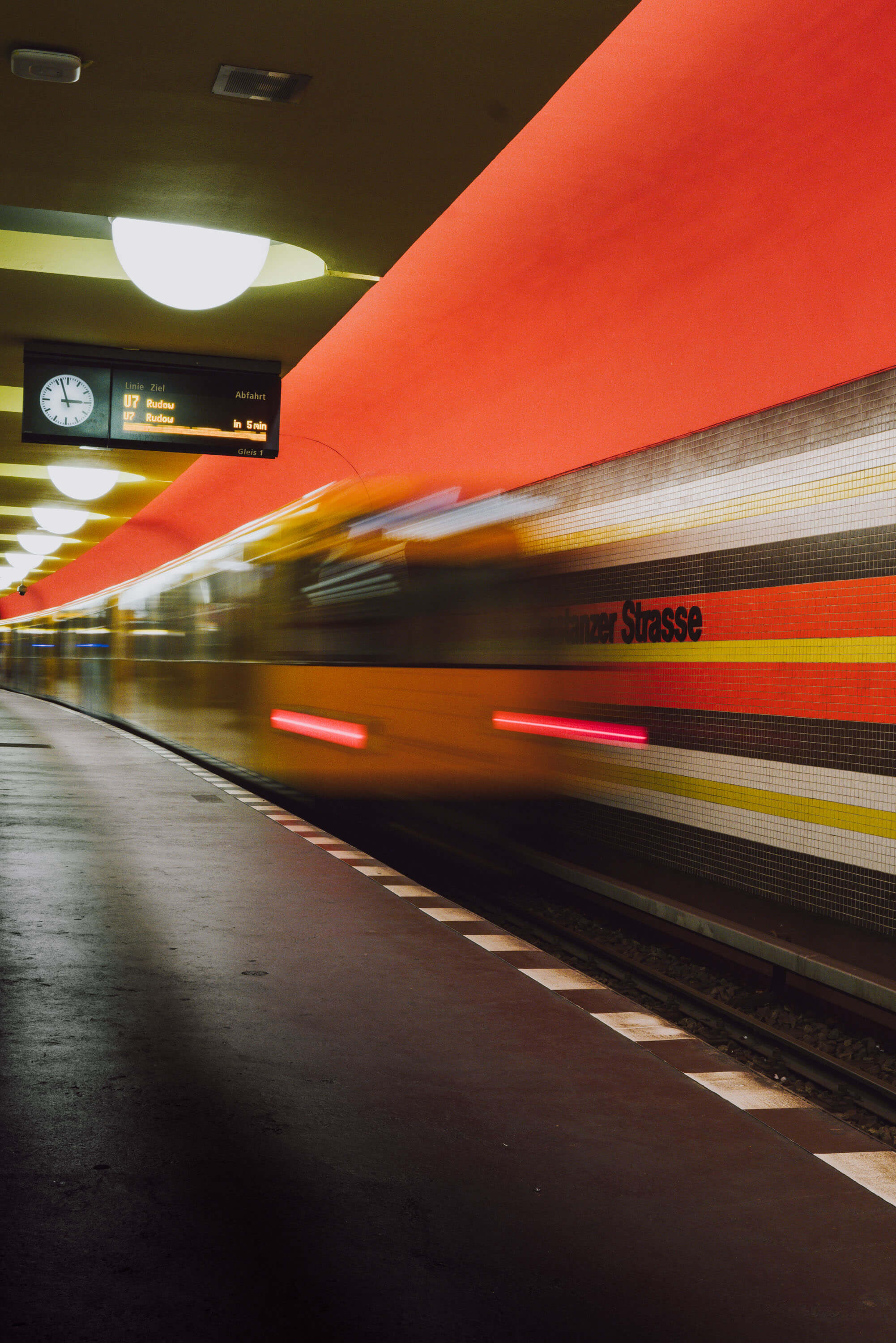 Onscherpe foto van een voorbijrijdende trein