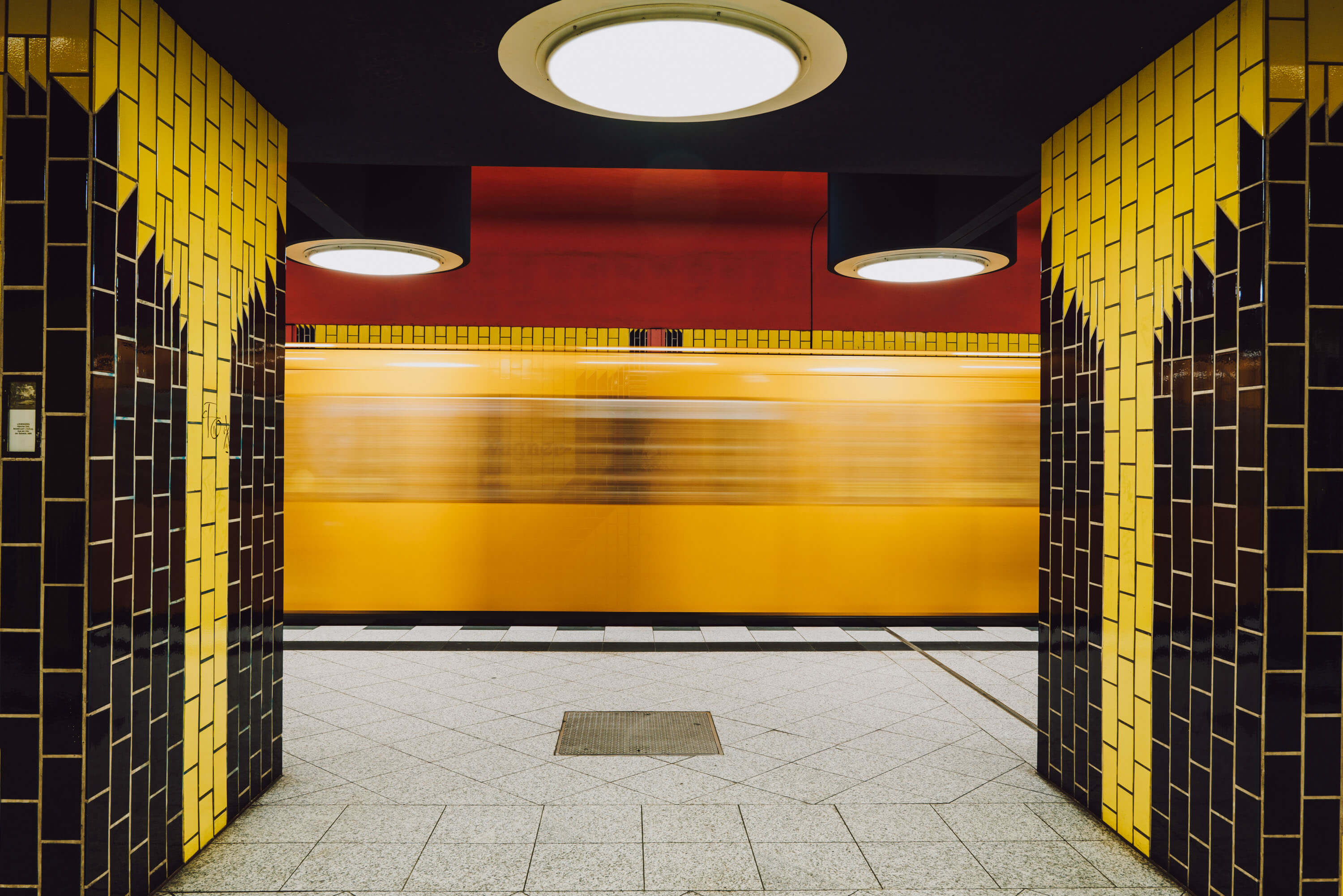 Een wazig beeld van een voorbijrijdende trein in een metro