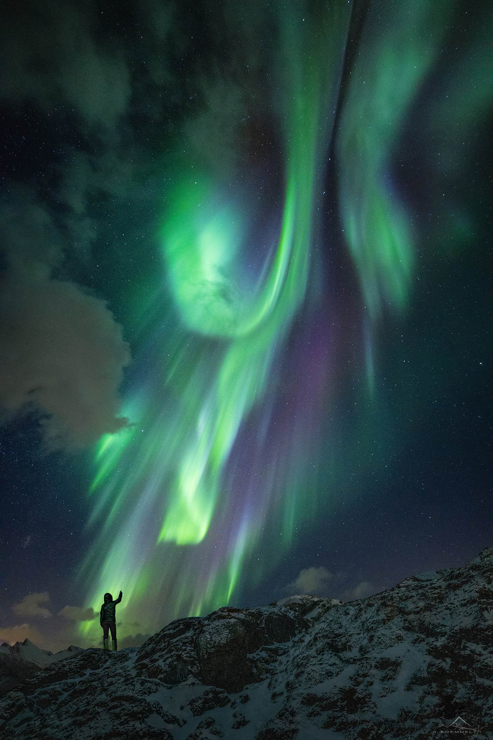 Atemberaubende Aurora Borealis mit blauen, limettengrünen, violetten und fliederfarbenen Nuancen, die zu einer Explosion von Licht und Farbe verschmelzen.