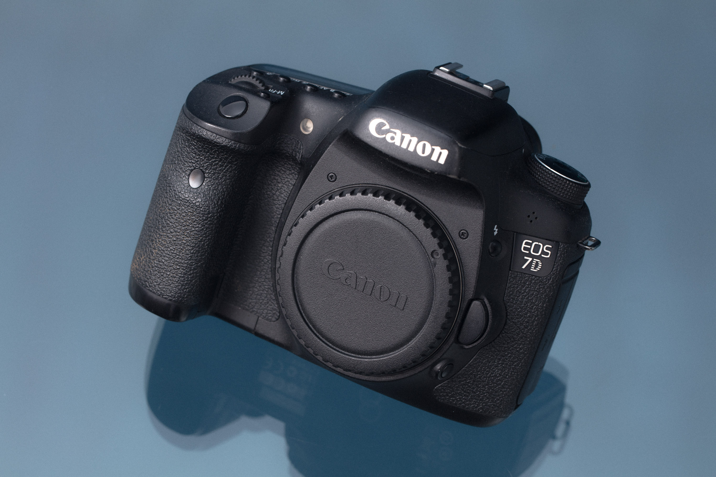 Canon EOS 7D tegen een blauwe achtergrond