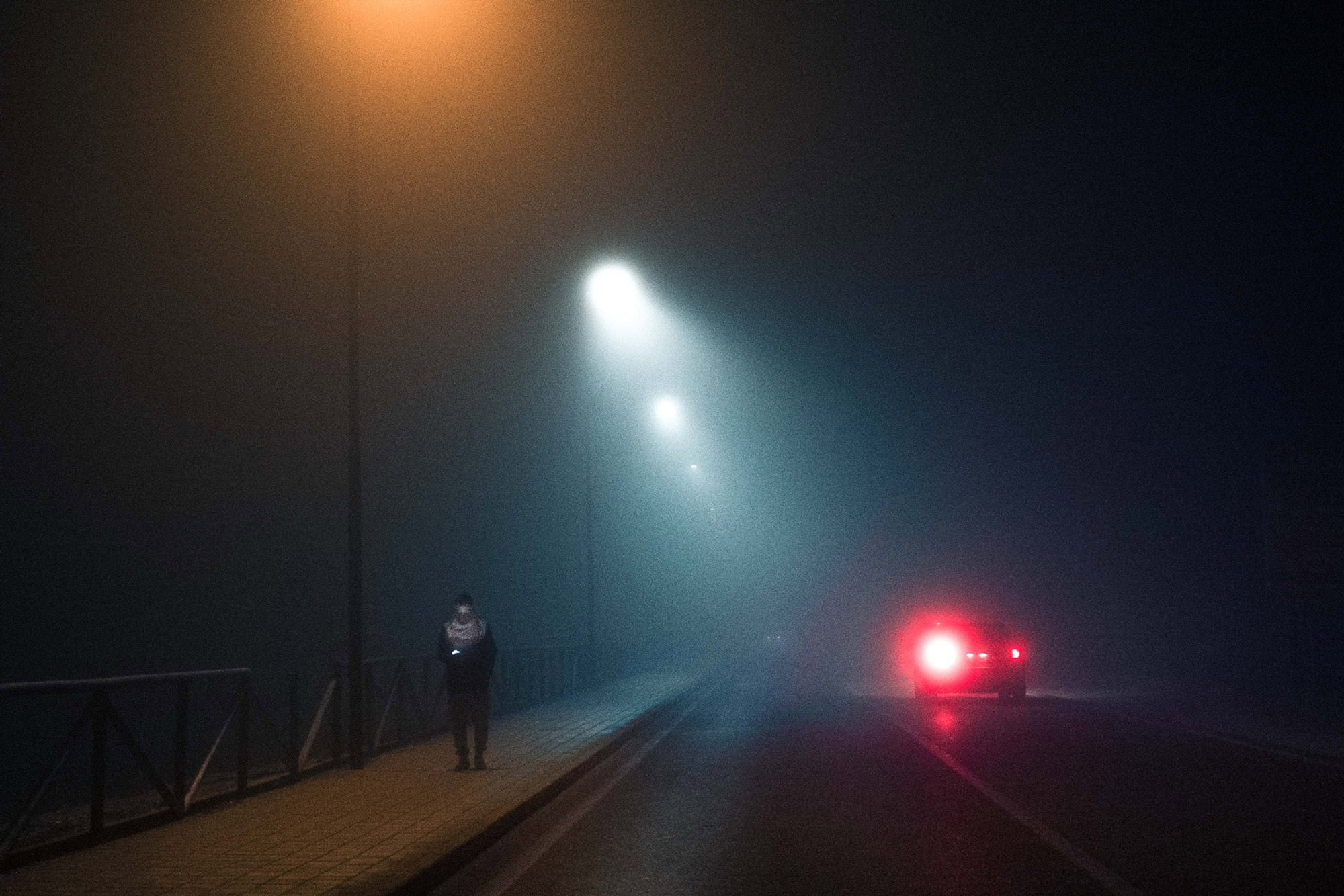 Paysage d'une route de nuit avec beaucoup de bruit