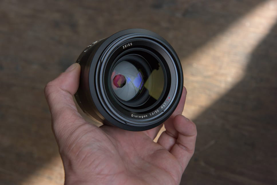 Een foto van een hand die een cameralens vasthoudt