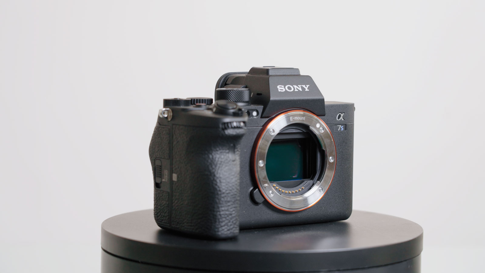 Sony A7S III vor grauem Hintergrund