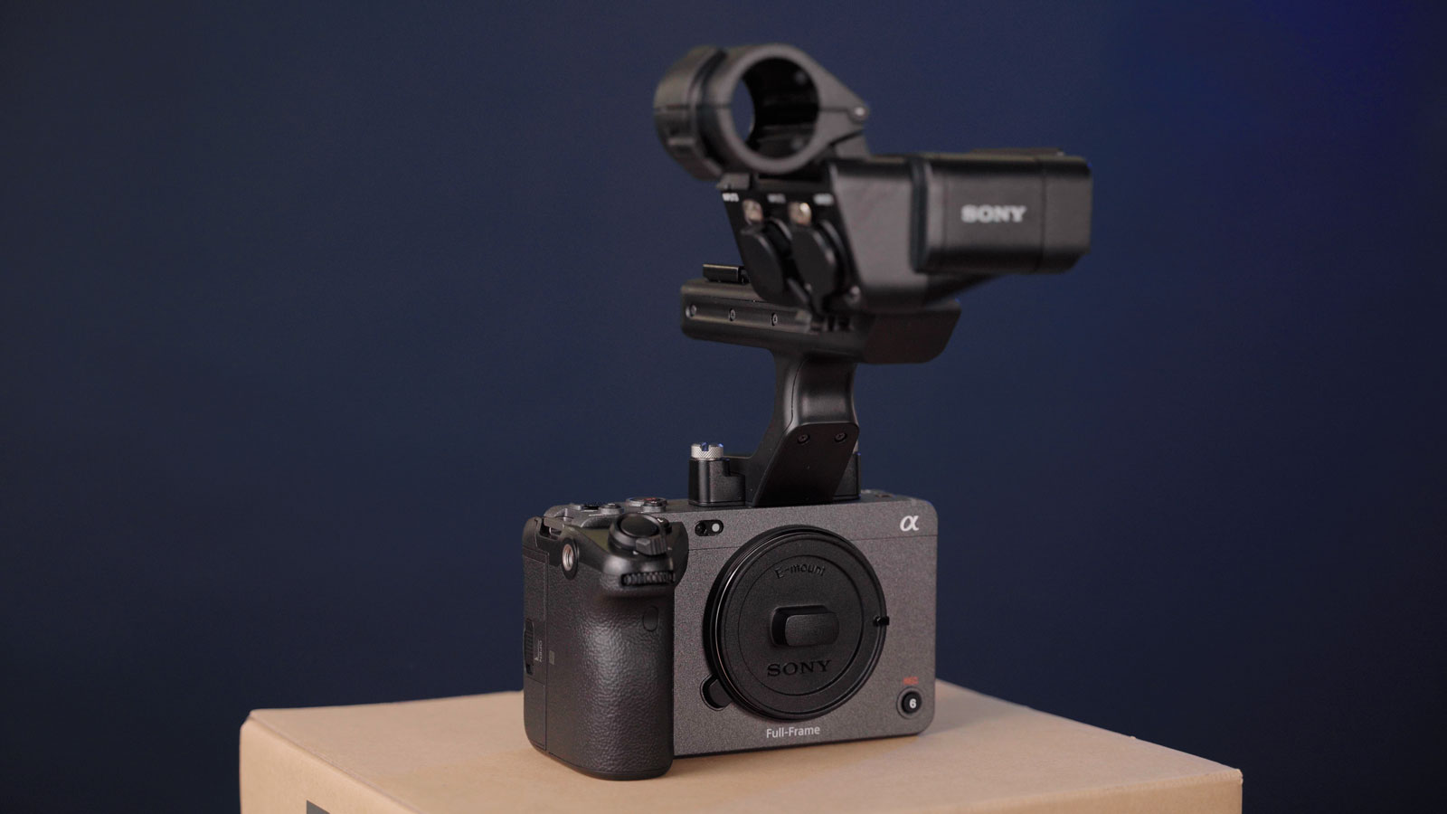 Sony FX3 vor dunkelblauem Hintergrund