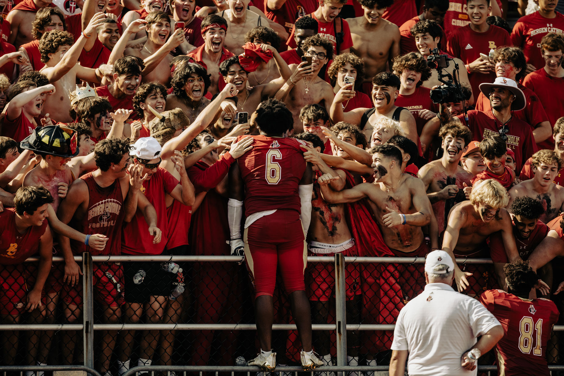 American football-speler viert feest met een menigte supporters 