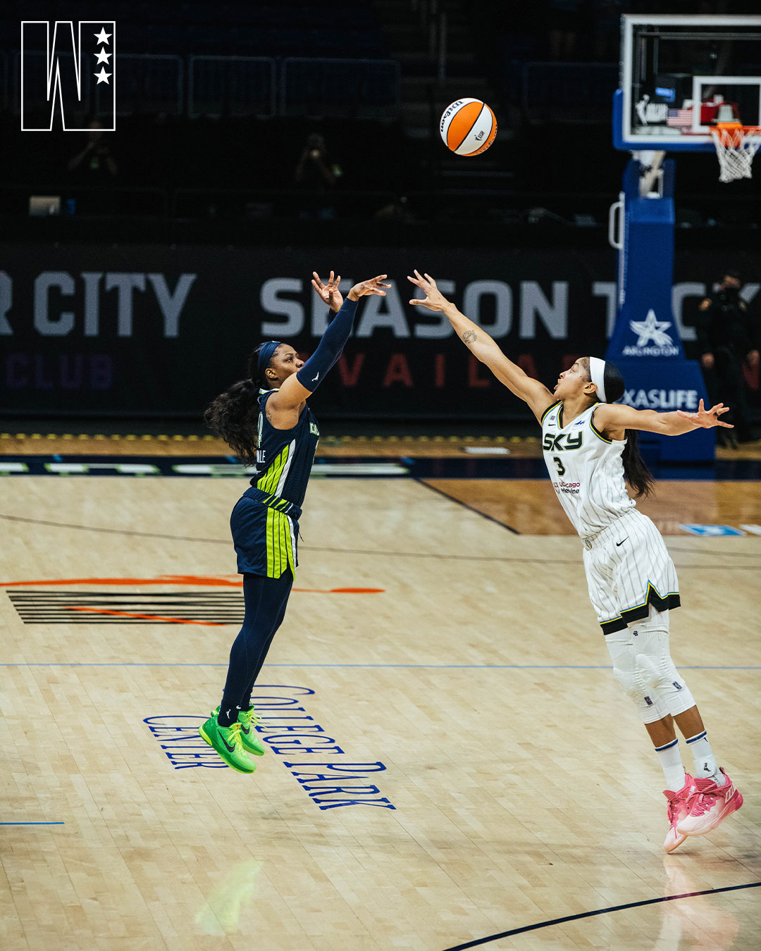 Twee basketbalspelers vechten om de bal
