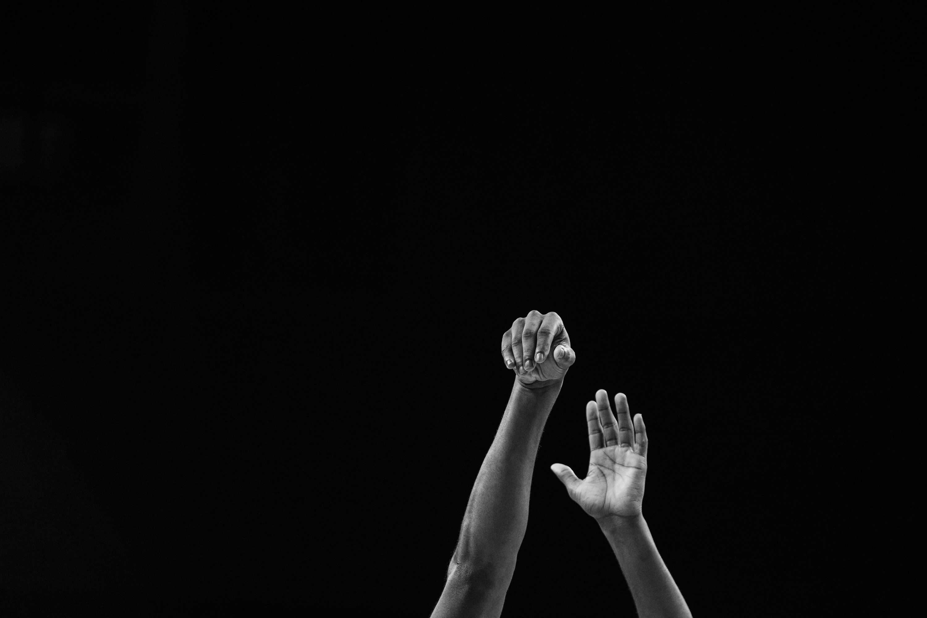 Handen net na het gooien van een basketbal