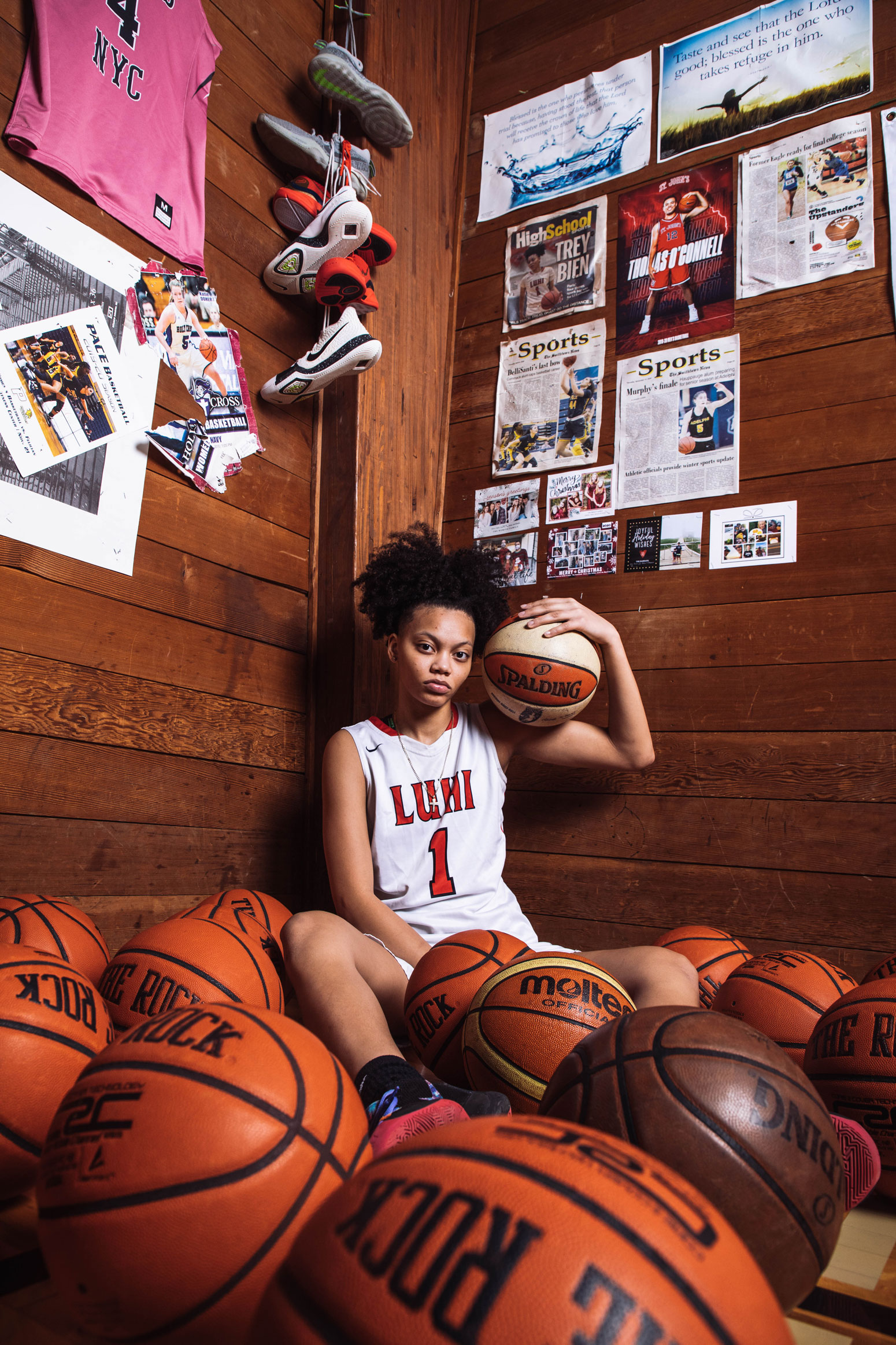Portret van een basketbalspeler tussen veel basketballen