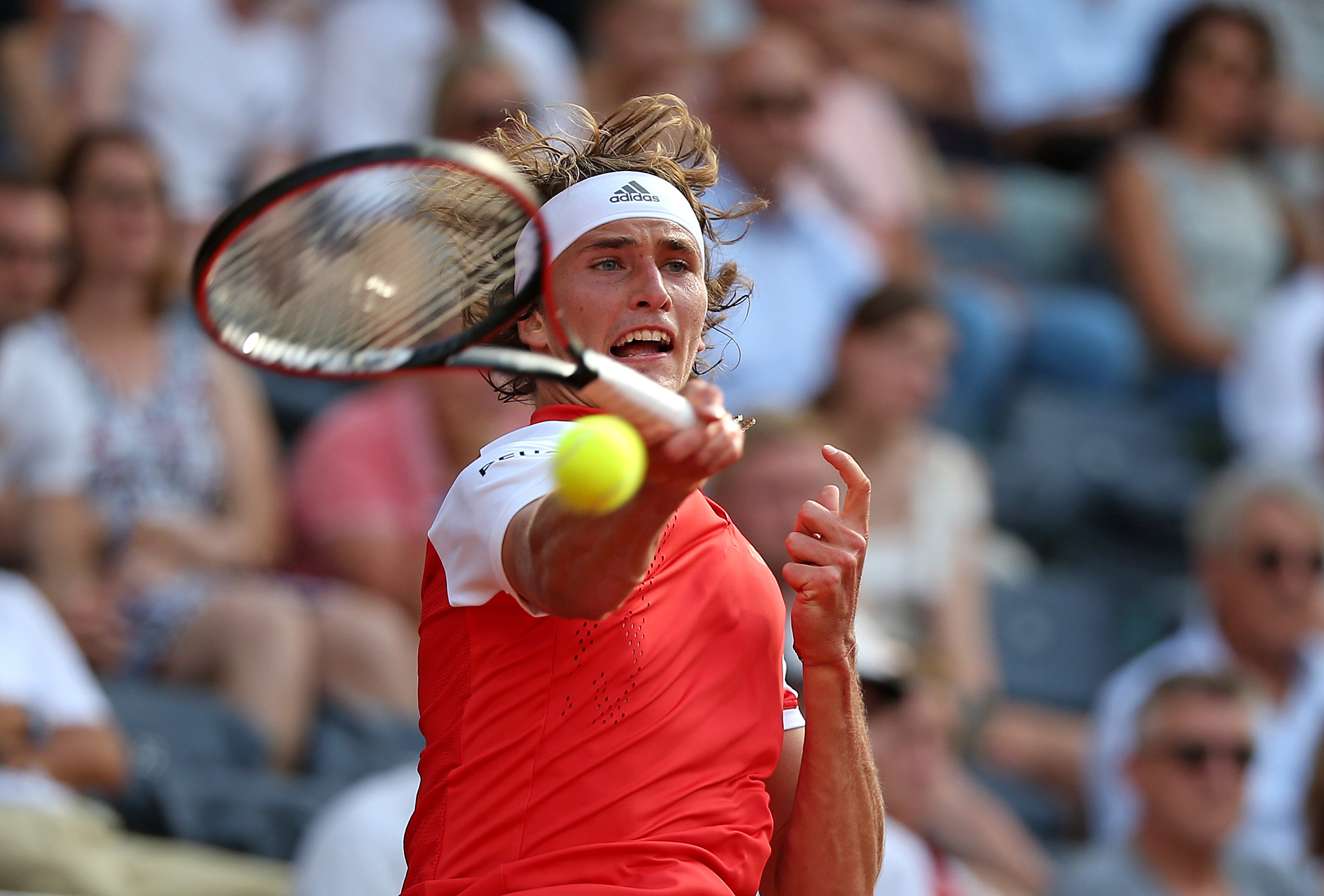 Actieshot van een tennisspeler die de bal slaat