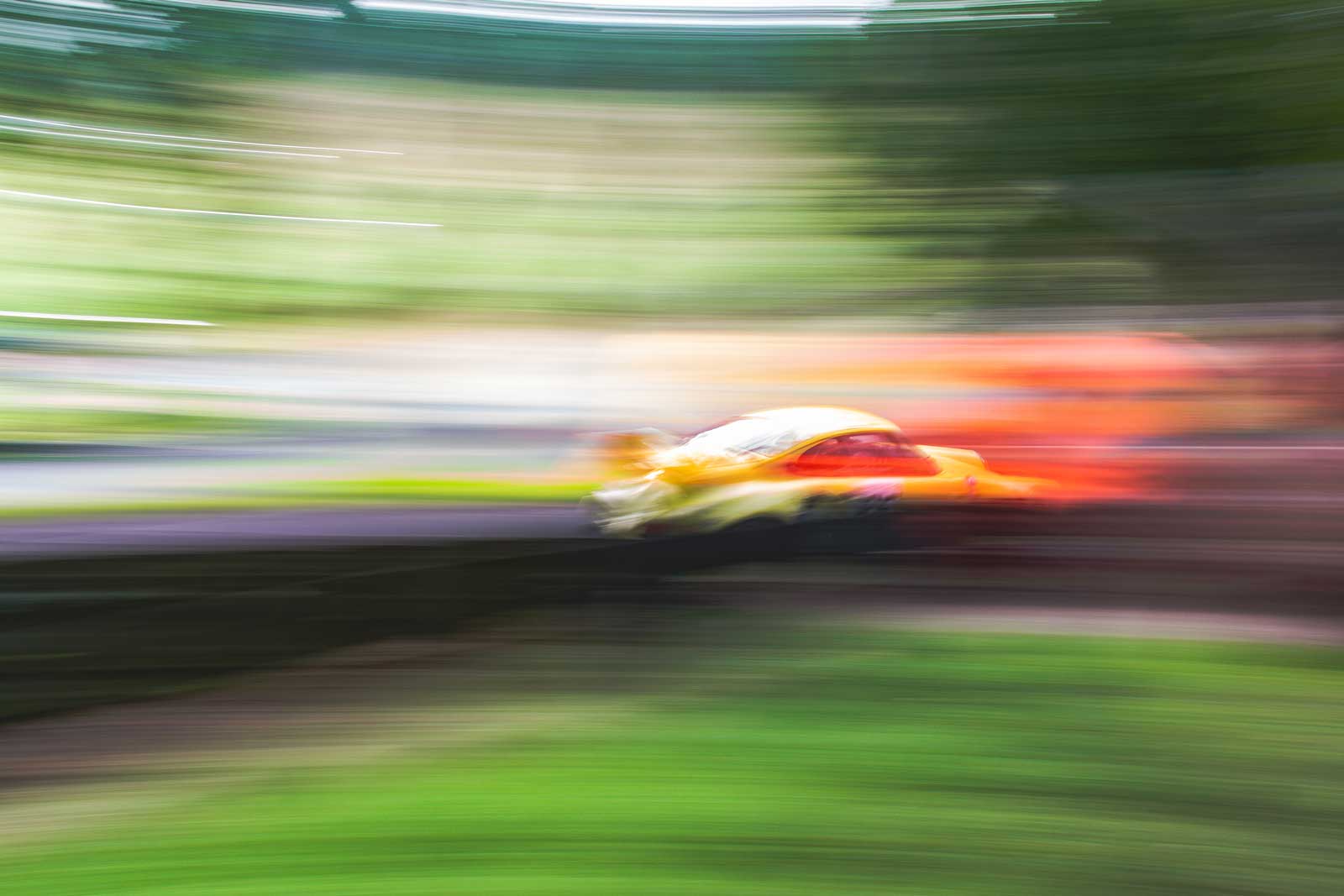Porsche 911 Carrera RSR gaat de bocht om, de foto is wazig door de lage sluitertijd die een gevoel van snelheid creëert