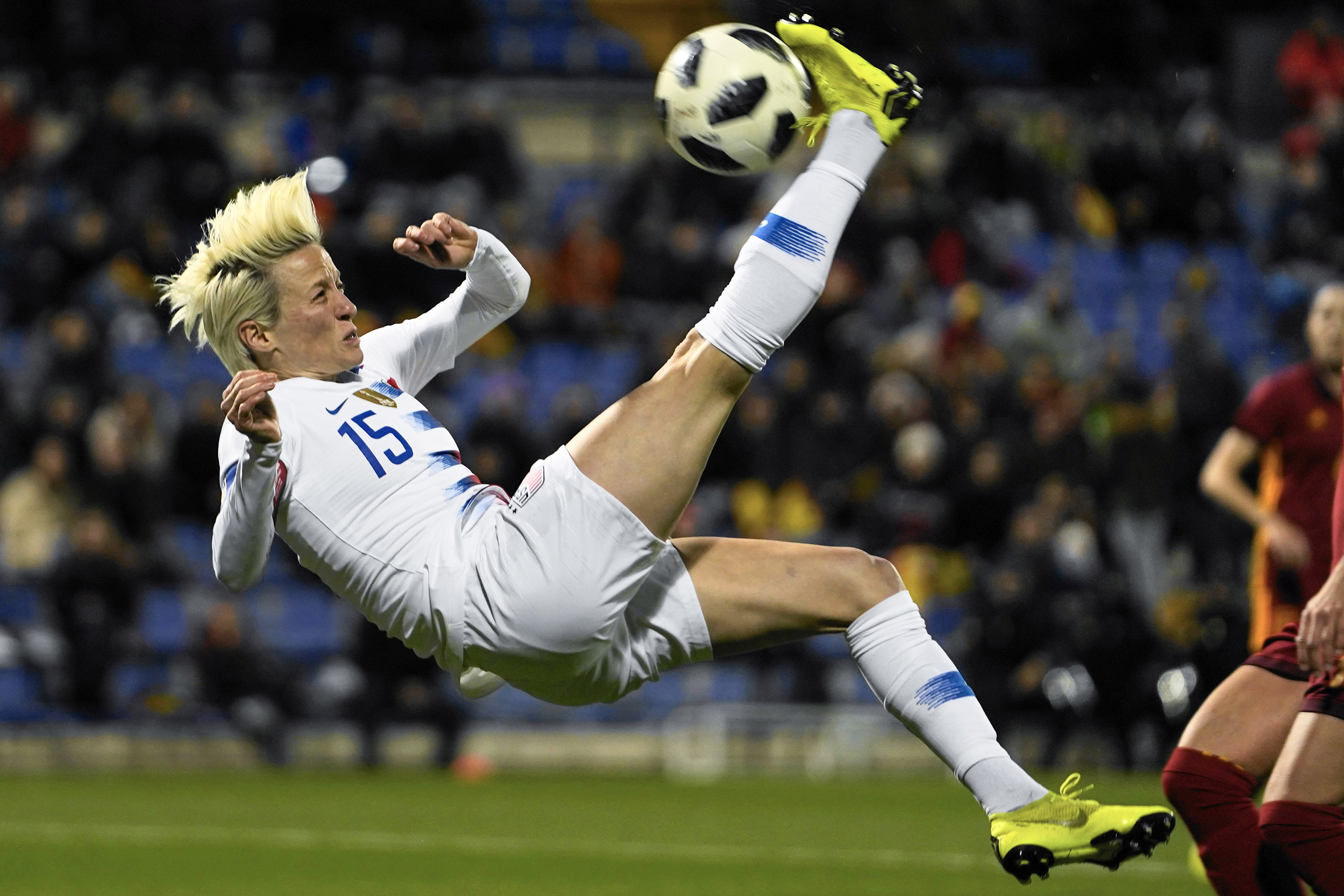 Voetballer probeert een bicycle kick met onscherpe achtergrond