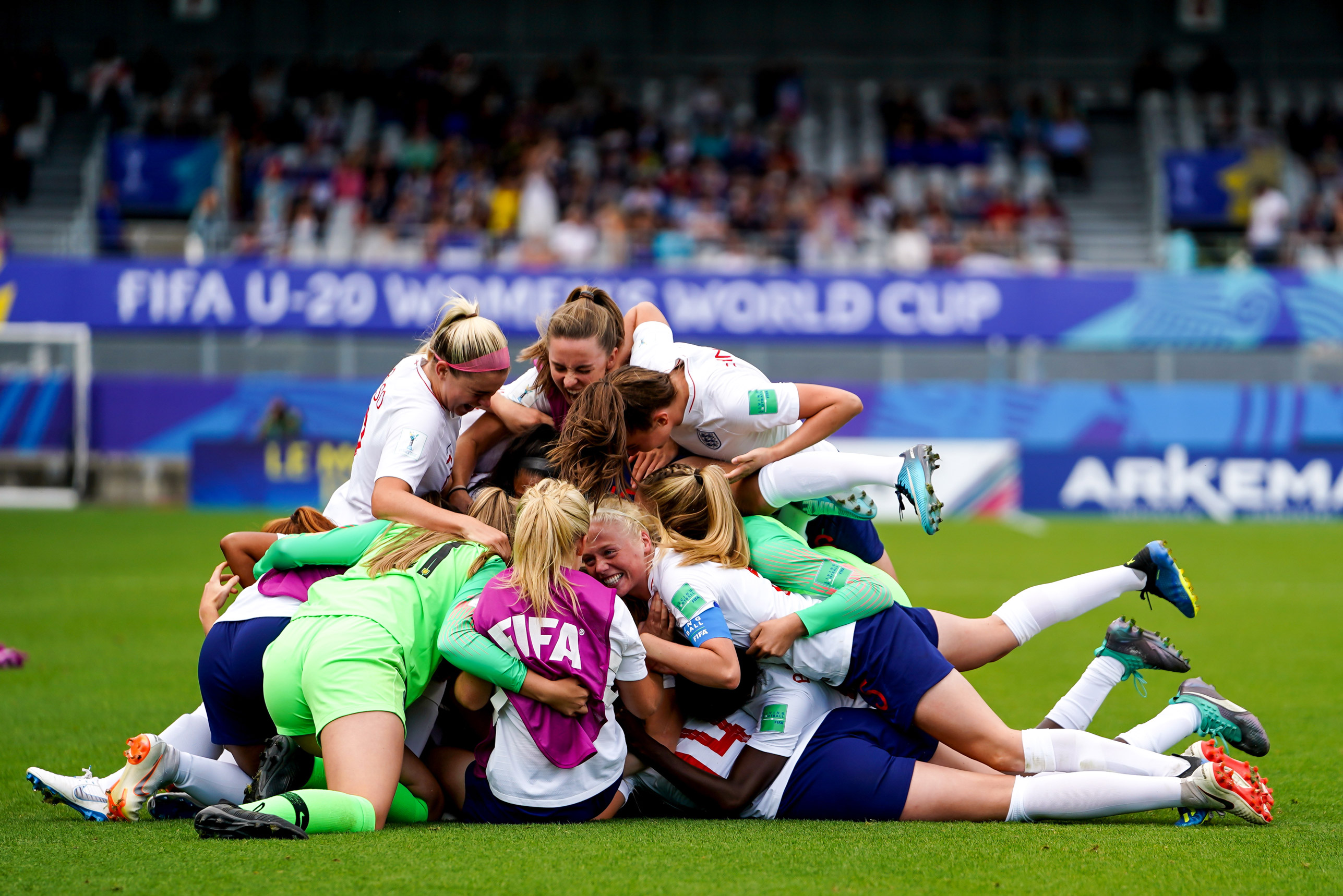 Engelse voetballers vieren het winnen van een wedstrijd