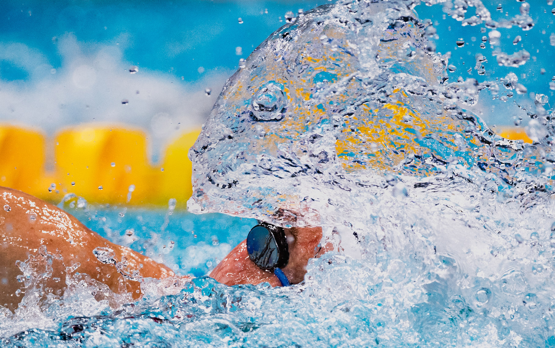 Een foto van een arm met een horloge die het water doet opspatten