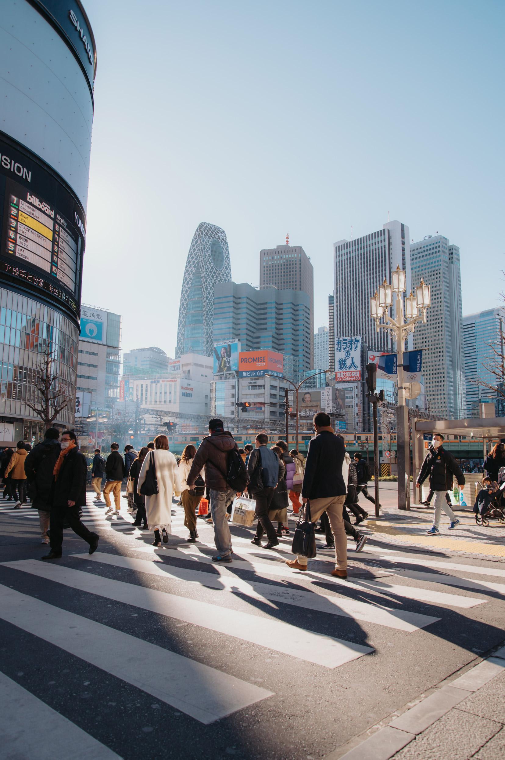 Stadtdurchquerung in Japan bei Tageslicht