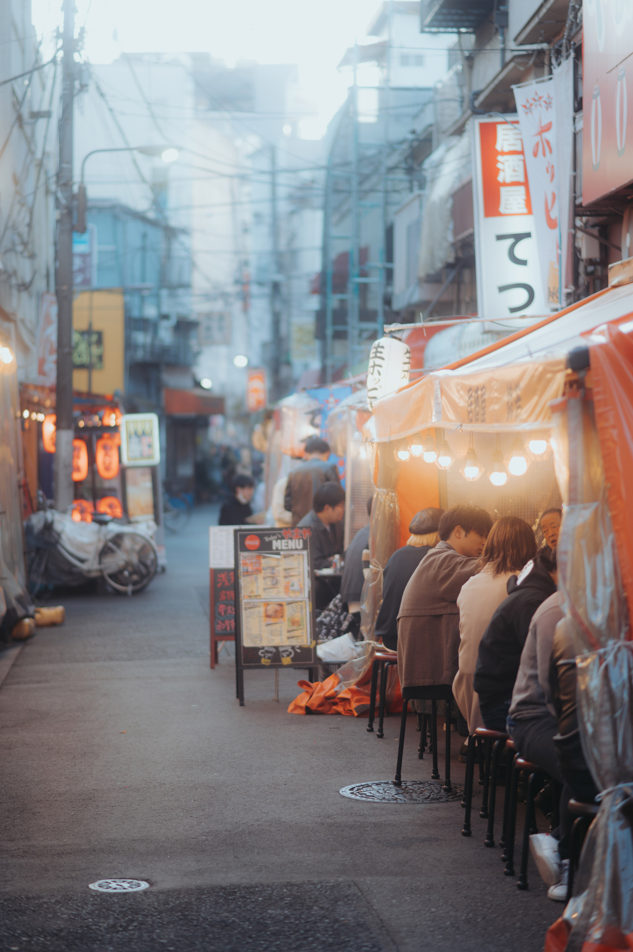 Menschen sitzen und essen Straßenessen in Japan