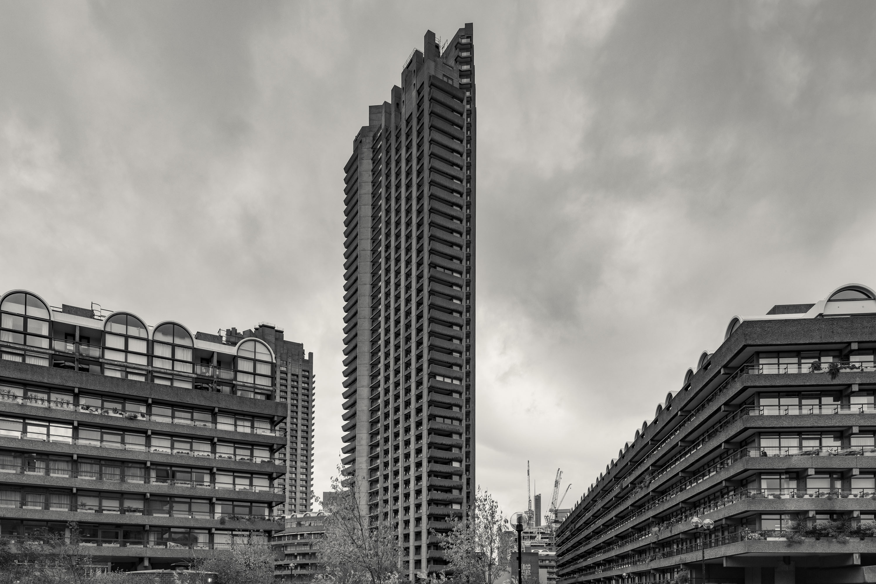 a black & white photo of a tall building in London
