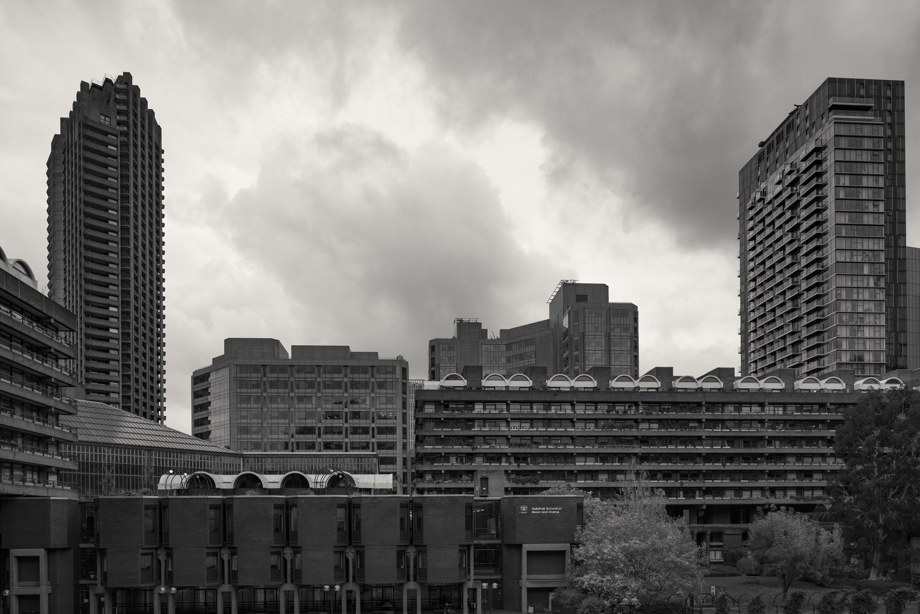 a black & white photo of buildings in London