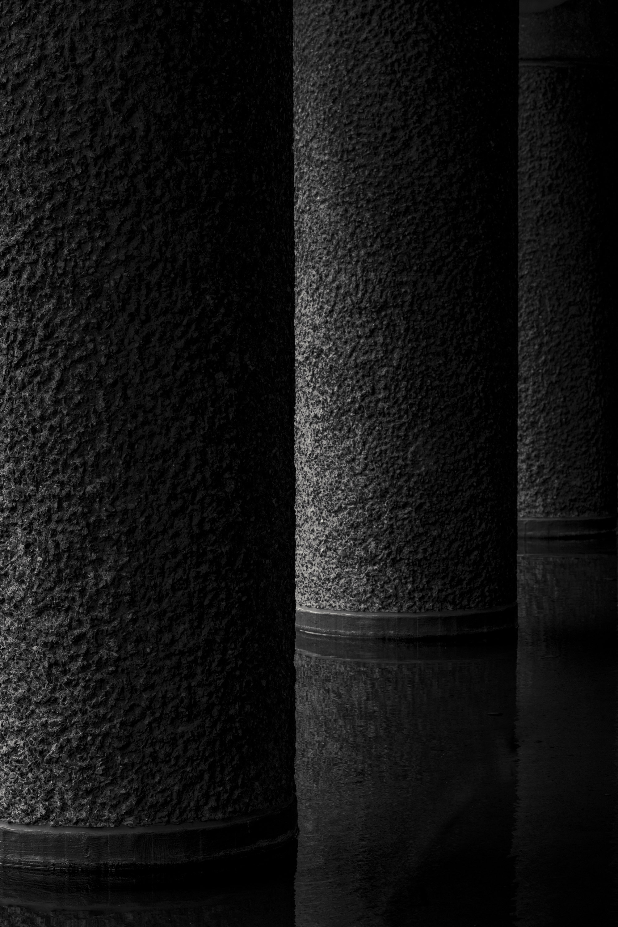 a black & white photo of a building pillar